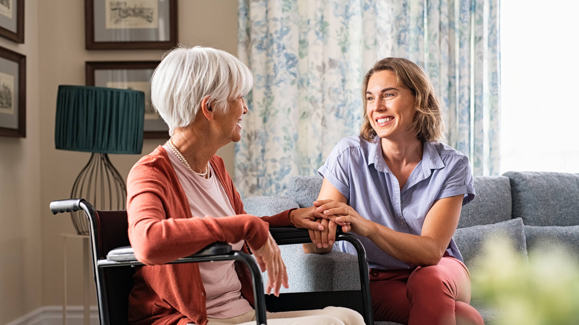 Une femme discute avec une dame agée