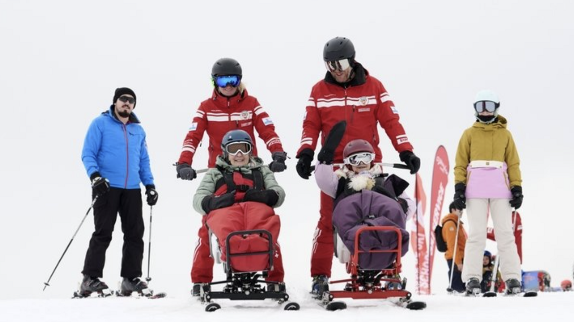 Quatre résidents des EMS Broyards dévalent les pistes en tandem ski