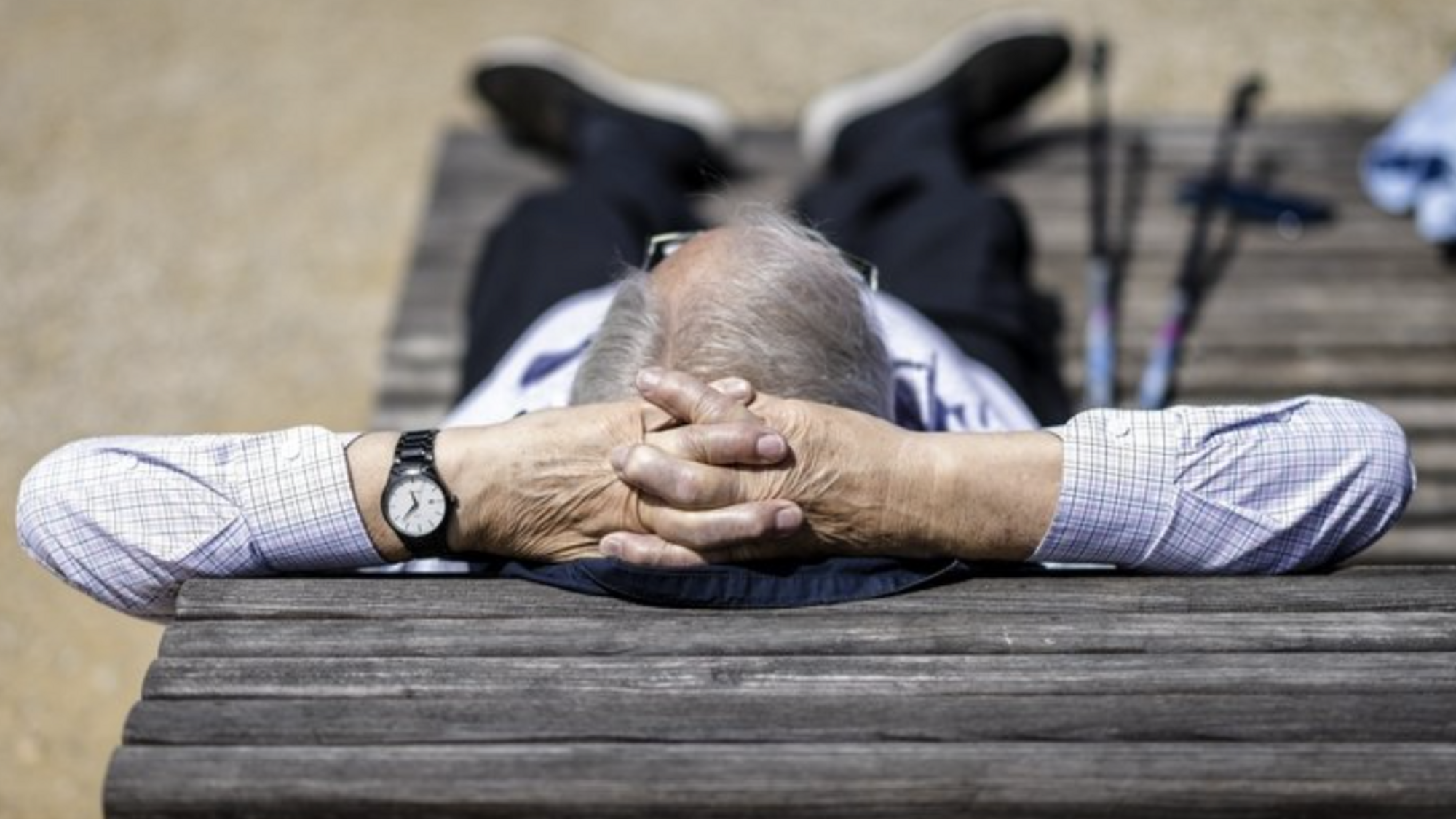 Image figurative personne allongée sur un banc
