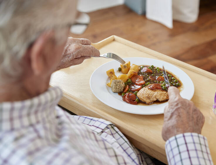 Homme agé entrain de manger