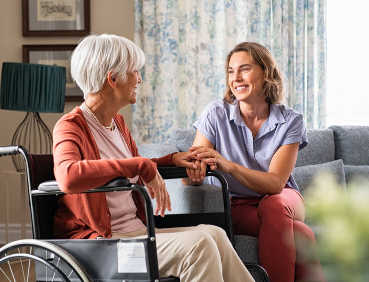 Une femme discute avec une dame agée