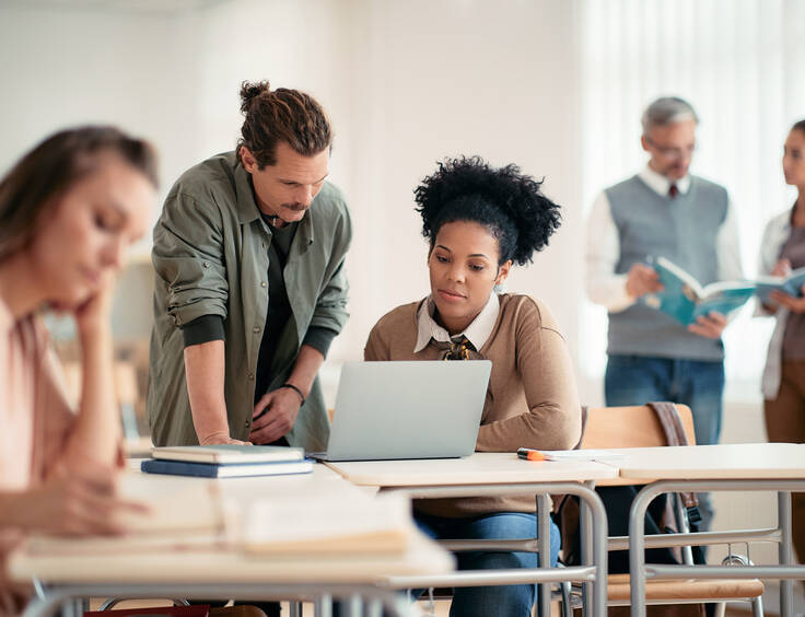 Photo de deux personnes en salle de classe