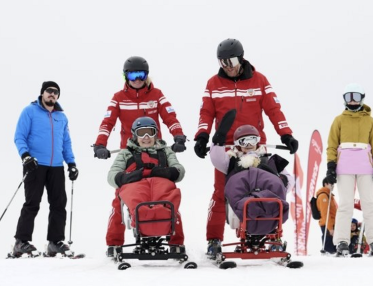 Quatre résidents des EMS Broyards dévalent les pistes en tandem ski