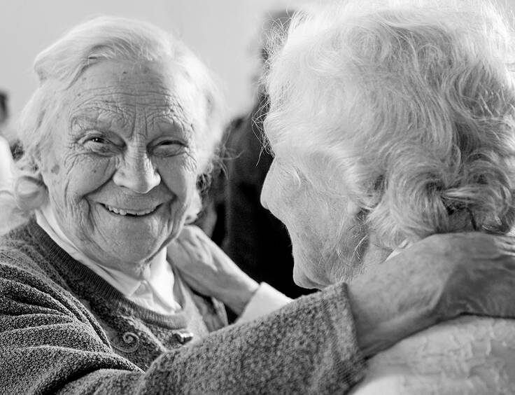 deux personnes âgées, se regardant