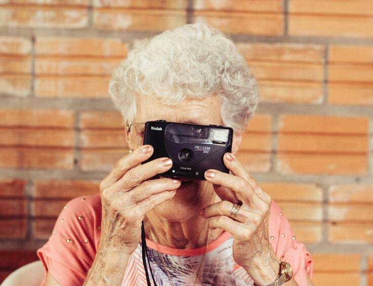femme faisant une photo