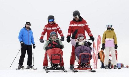 Quatre résidents des EMS Broyards dévalent les pistes en tandem ski